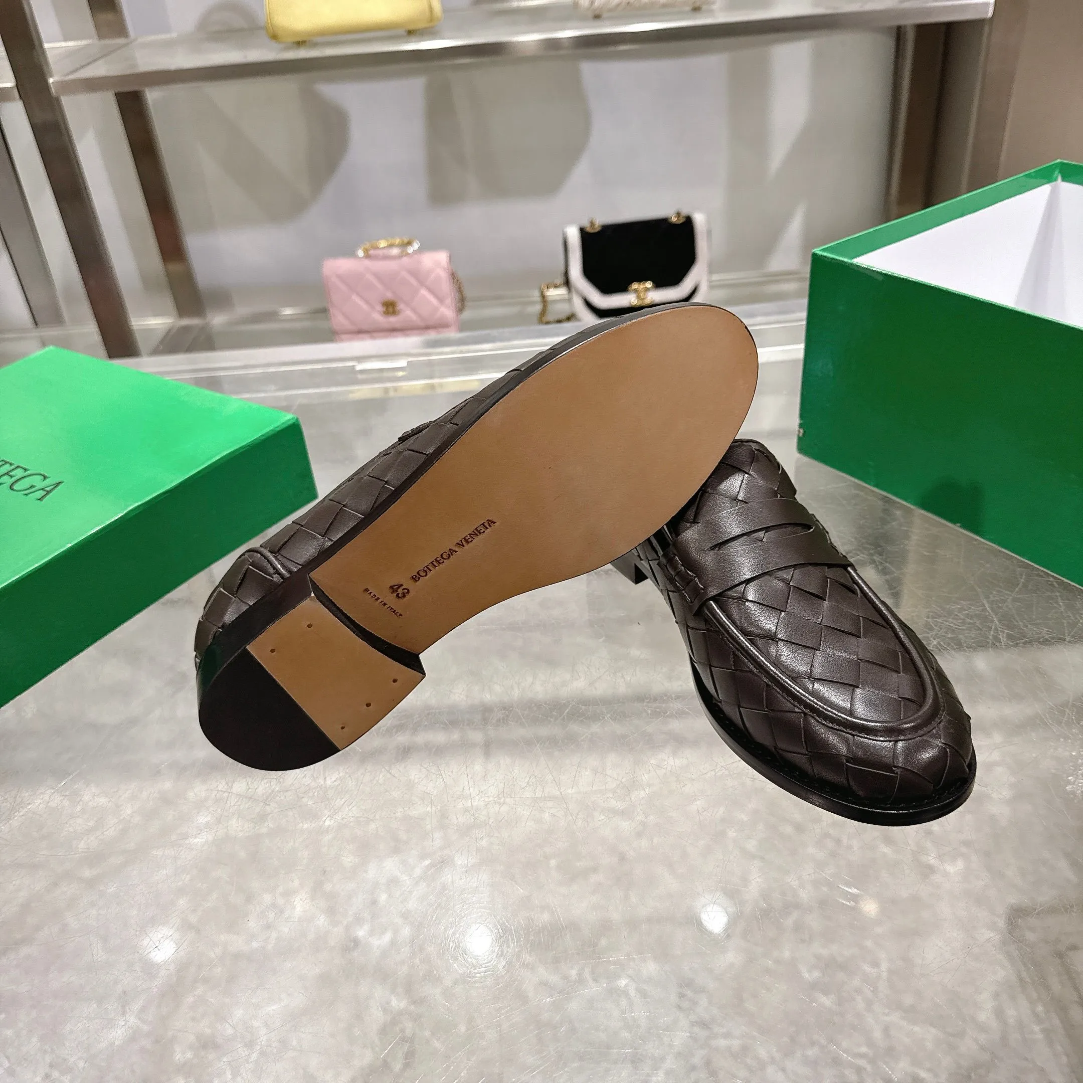 [BV] Top P: 820💰Size for couples: Female 35-39 Male 39--44 (Female 40. Male 38.45.46.47 customization is not returnable) [Note‼ ️] Add 💰 to size 46, add 💰 to size 47. Bottega Veneta small round toe braided formal leather shoes for couples in 2026 spring counters! Grained cowhide woven! Solid color Niuli! Leather outsole! [Rose][Rose]! Purely hand-woven and operated, the original board is reproduced one-to-one! quality assurance!